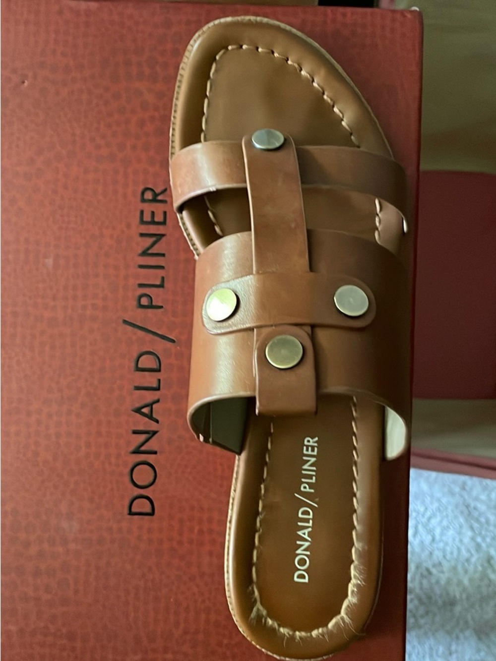 Donald J. Pliner Leather Sandal
Maui-35